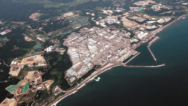 東京電力福島第一原発の全景。その周辺には汚染土を分別、保管する中間貯蔵施設が広がる