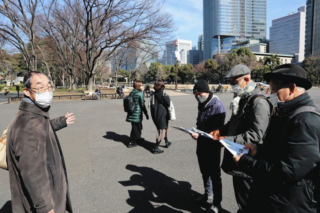 現地学習会で参加者に説明する高橋さん（左）＝千代田区の日比谷公園で
