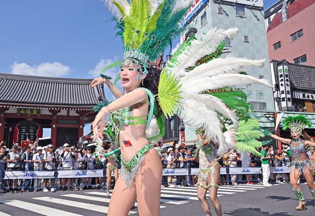 今夏最高気温の中、浅草サンバカーニバル：東京新聞デジタル