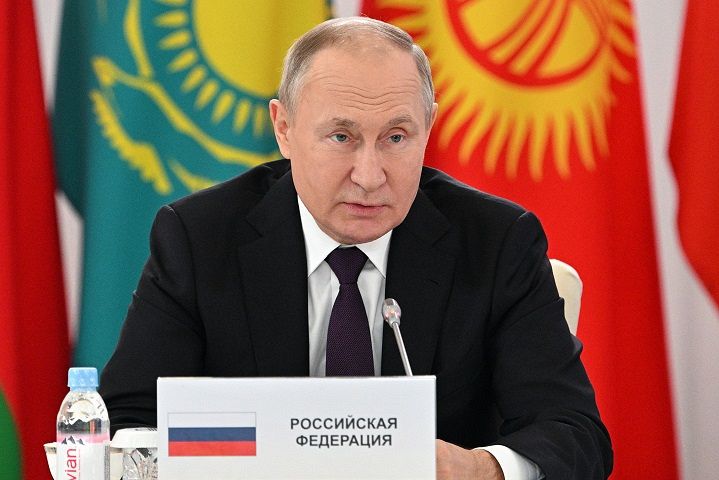 演説するプーチン大統領＝１４日、カザフスタン・アスタナで（ＡＰ）