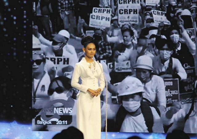 タイ・バンコクで２７日、ミスコンテストのステージから、国軍の弾圧を受ける市民への支援を訴えるミャンマー代表のハンレイさん＝岩崎健太朗撮影