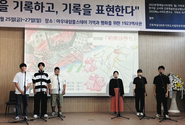 韓国で朗読に臨んだ生徒たち＝韓国・天安市で（江田伸男さん提供）
