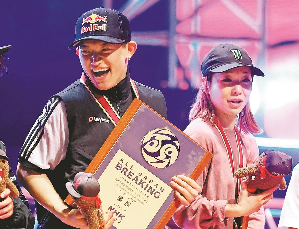 優勝し表彰式で笑顔を見せる菱川一心㊧と福島あゆみ＝18日、NHKホールで