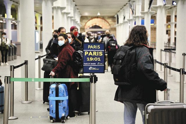 欧州諸国で英国からの入国規制が広がる中、２０日、ロンドンのセントパンクラス駅に到着した利用客＝ゲッティ・共同