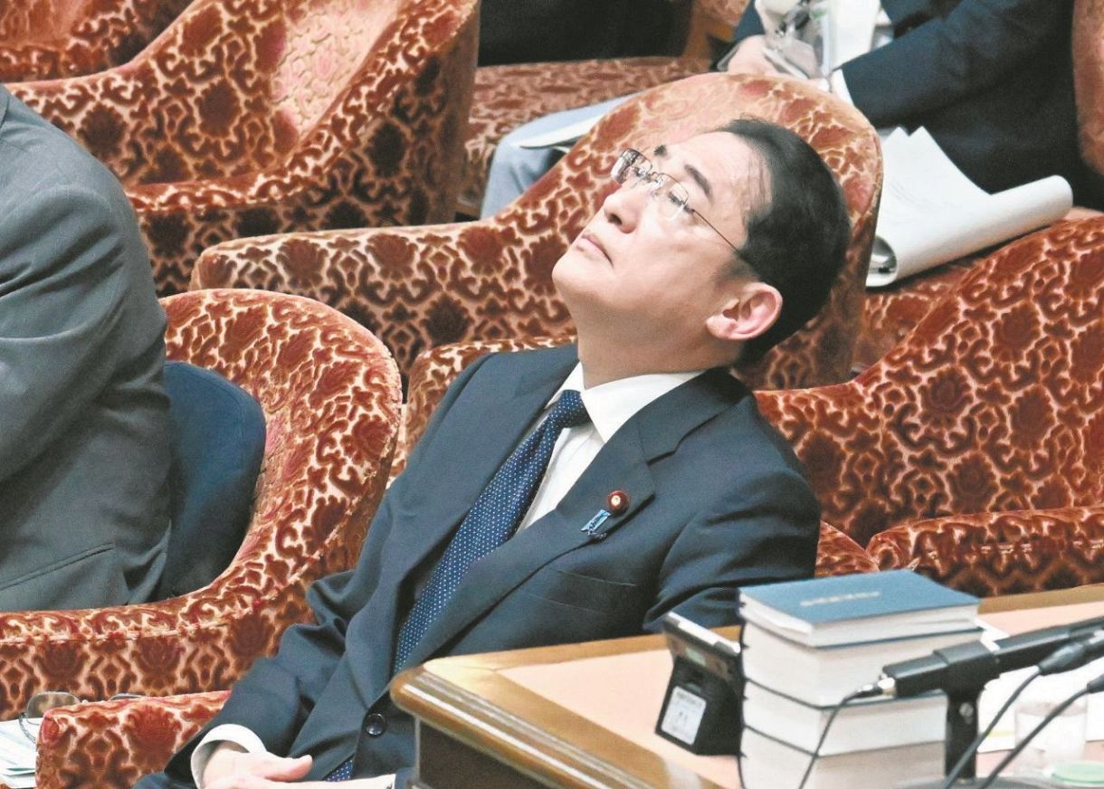 22日、衆院予算委で質問を聞く岸田首相