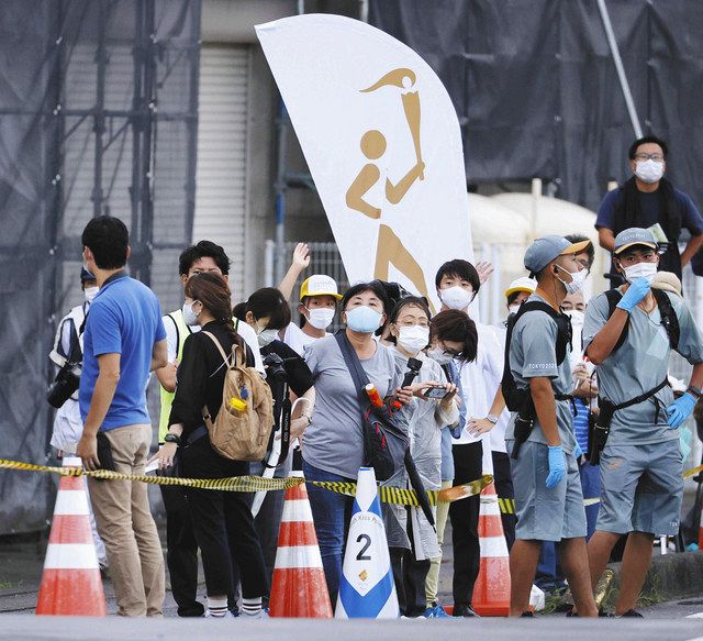 御前崎市での東京パラリンピック聖火リレーのスタートを待つ人たち
