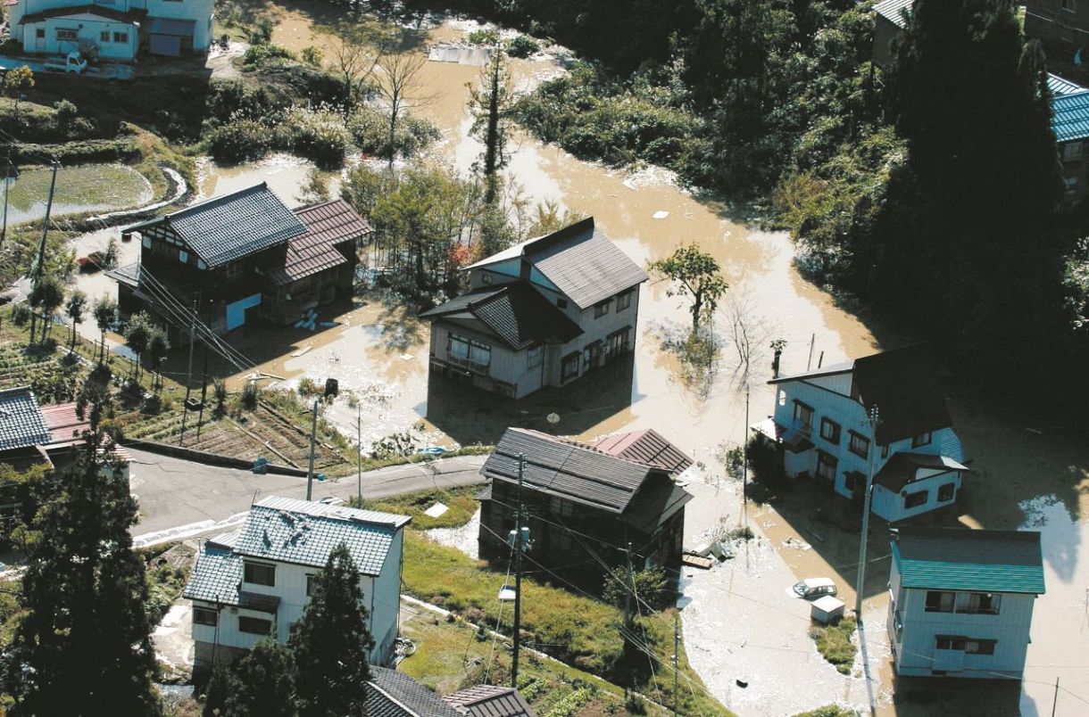 土砂崩れで川がせき止められ、あふれた水が流れ込んだ集落＝2004年10月、新潟県山古志村で、本社ヘリ「わかづる」から