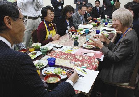 子ども食堂で提供される食事を試食しながら関係者と意見交換する大野知事（左）＝川越市のひだまり子ども食堂で