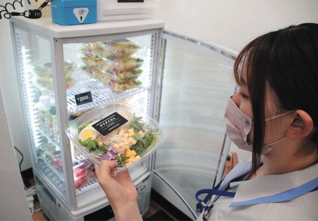サラダやフルーツが安く買える「オフィスで野菜」の冷蔵庫＝愛知県清須市の明電舎名古屋事業所で