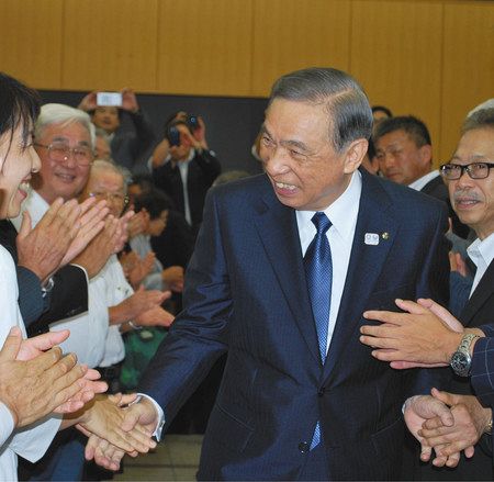 退任式出席者と握手しながら退庁する大沢知事＝県庁で