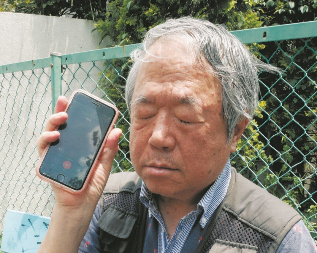 ふれあい案内を利用する鷹林茂男さん＝東京都世田谷区で