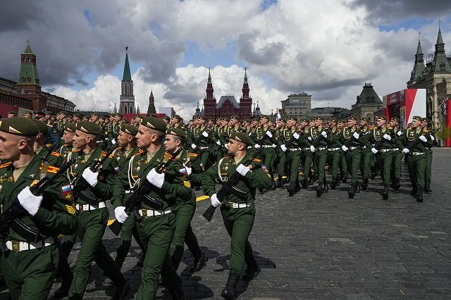 モスクワで行われた軍事パレードで行進するロシア軍兵士（AP）