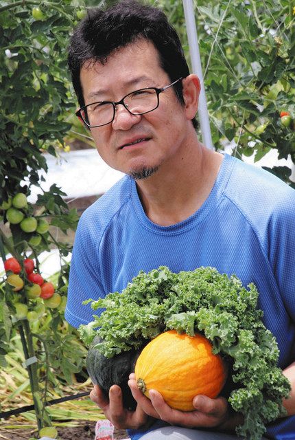 ヨーロッパ野菜を手に、その魅力を語る塚田仁さん＝古河市大和田で 