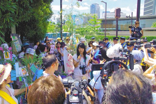 国会周辺で開かれた集会で、脱原発を訴える亀山さん＝2013年7月7日、東京・永田町で（本人提供）