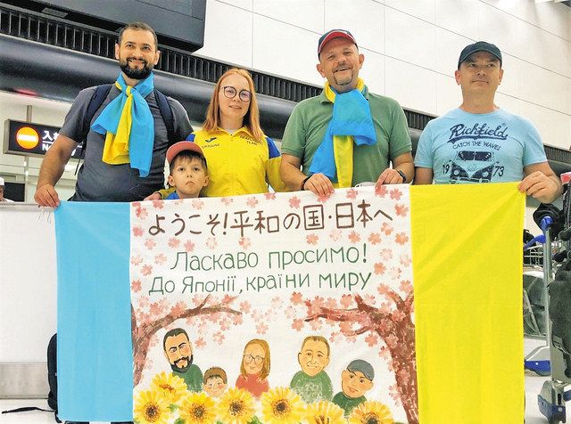 日本に逃れてきたボズコさん（右から２人目）らウクライナ避難民＝成田空港で（吹野昌幸さん提供）
