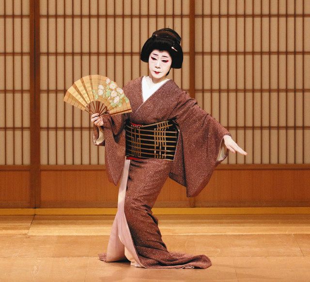「菊の露」楳茂都梅咲弥（２０１７年１１月、国立劇場舞踊公演「舞の会」より）＝国立劇場提供