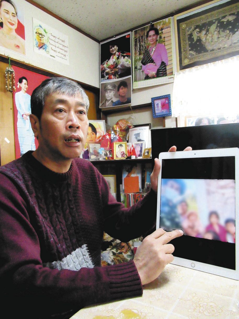 国軍に家族を焼き殺されたという市民らの画像を示しながら語るウィンチョーさん＝東京都内で（一部画像処理）
