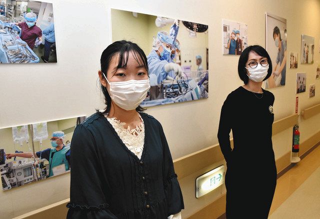 写真展を企画した岩田祐佳梨さん（右）と水畑日南子さん＝つくば市の筑波メディカルセンター病院で
