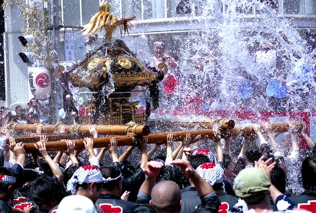 2026年 【8月に行く！】大迫力の「水掛け祭」と伝統的な盆踊りで涼を