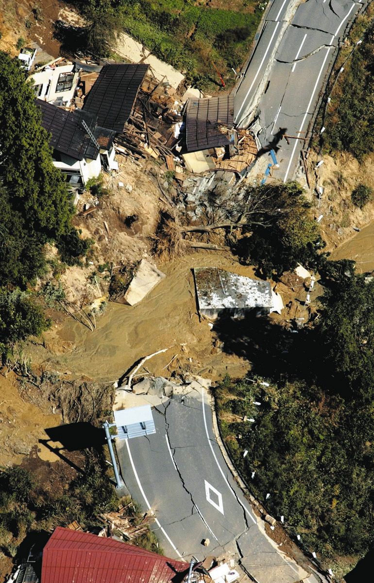 土砂崩れで寸断された道路＝2004年10月24日、新潟県山古志村（現長岡市）で、本社ヘリ「わかづる」から