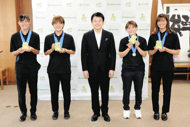 清水市長を表敬訪問した（右から）福田選手、杉沢選手、（１人置いて）島田選手、石川選手＝さいたま市役所で 