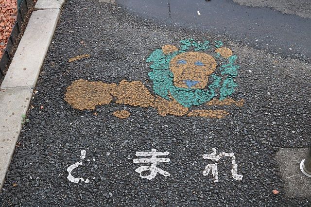 道路に描かれたライオンのペイント
