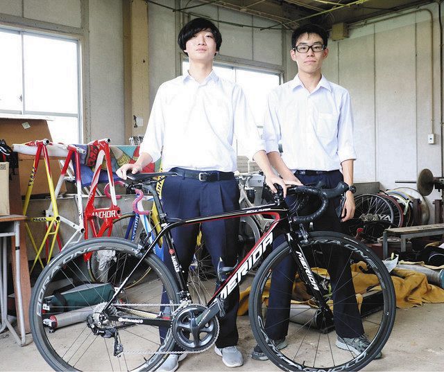 Machida Eichi  (left) and Tomita Osamu, the last members of the cycling club , at Senior High School at Sakado, University of Tsukuba