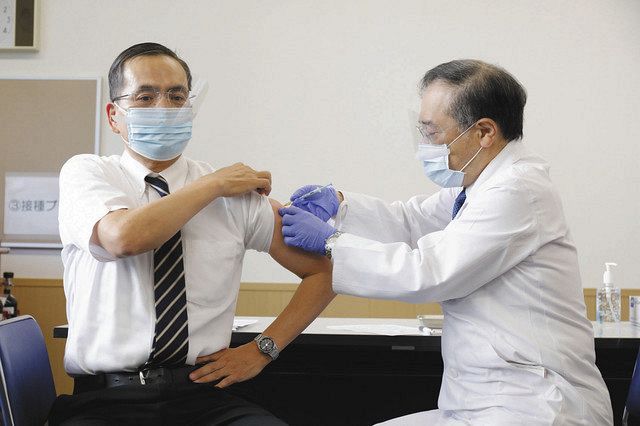新型コロナ ワクチンを接種される人のポーズが変わったのはなぜ 最近は腕を下ろすのが主流に 東京新聞 Tokyo Web