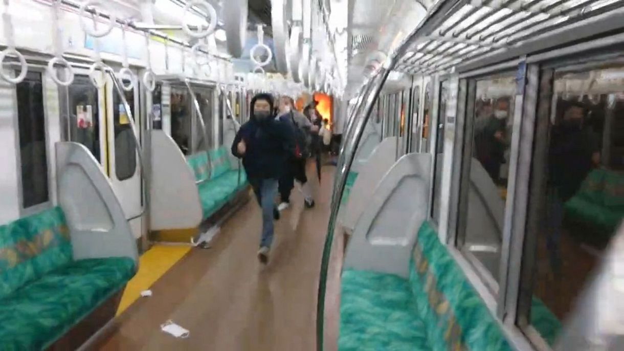 すぐに開かない扉 窓から逃げる乗客 ハロウィーンの京王線電車内は大パニック 東京新聞 Tokyo Web