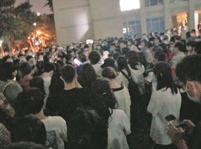 ツイッターに投稿された、24日夜に北京師範大で抗議する学生の様子