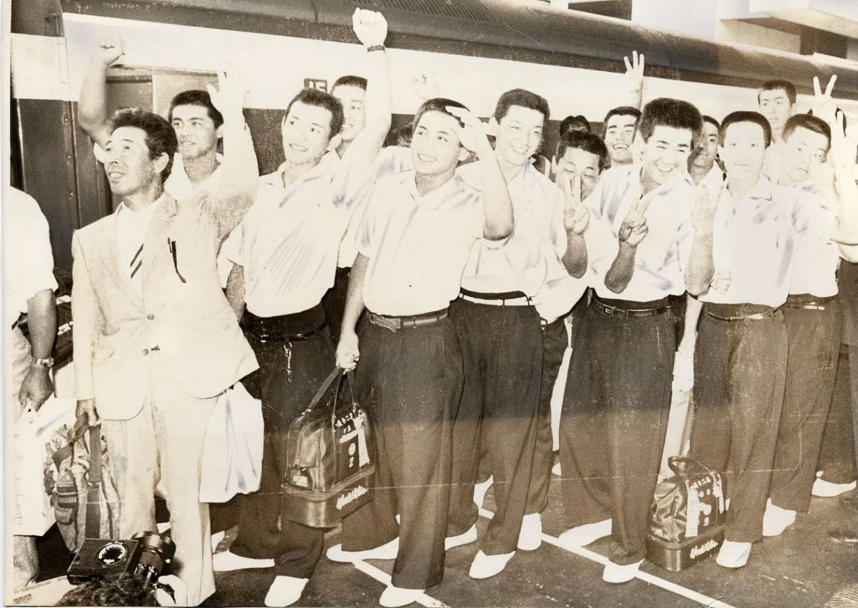 夏の甲子園で優勝し、選手とともに選手がい旋した取手二の木内監督（左）＝1984年8月2２日