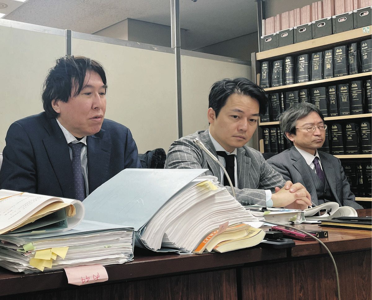 判決後に記者会見する紀藤正樹弁護士（左）