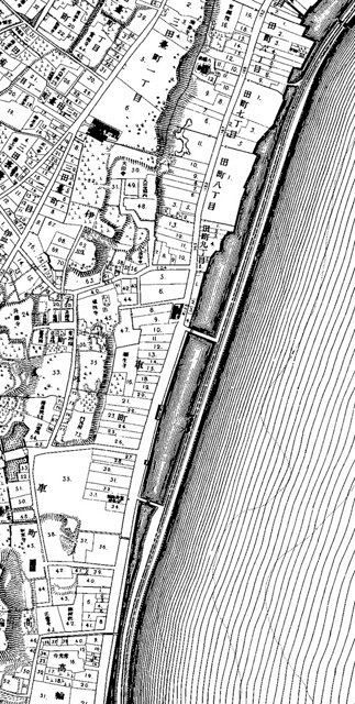 １８８７（明治２０）年の地図に描かれた高輪築堤の一部（「増補港区近代沿革図集」による）。図の右上から中央下へ、海岸から少し離れた位置に築かれている
