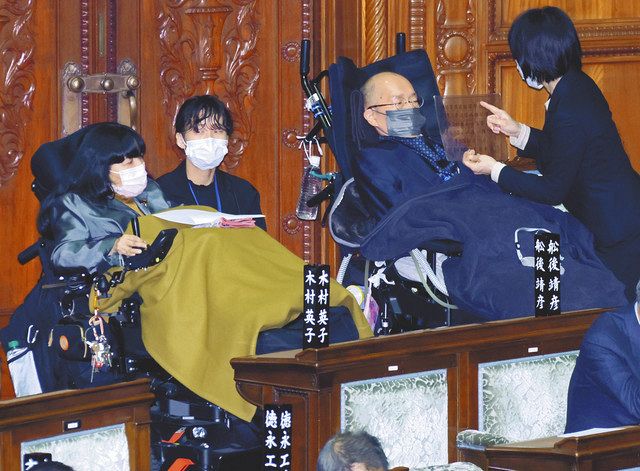 車いすで利用できる自席で参院本会議に臨む木村英子さん（左）と舩後靖彦さん（同３人目）＝昨年１２月２１日