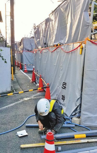 １０月１８日に発生した市道陥没の現場周辺で続いている原因究明のためのボーリング調査＝東京都調布市で