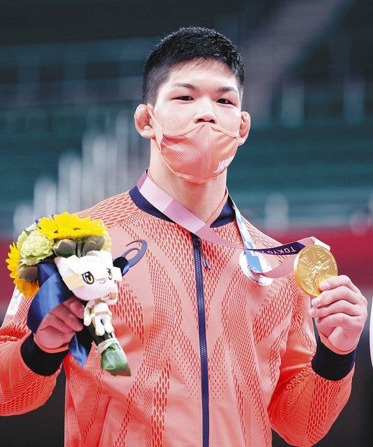 男子７３キロ級で優勝し、金メダルを手にする大野将平＝いずれも日本武道館で