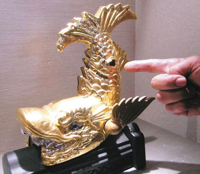 腹びれが盗まれ、金箔の一部がはぎ取られたミニシャチホコの雄＝2006年、岐阜県大垣市で