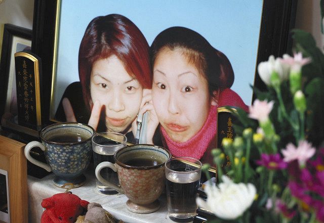 仏壇に飾られている長女植田愛子さん（左）と次女彩子さんの写真＝いずれも東京都豊島区で