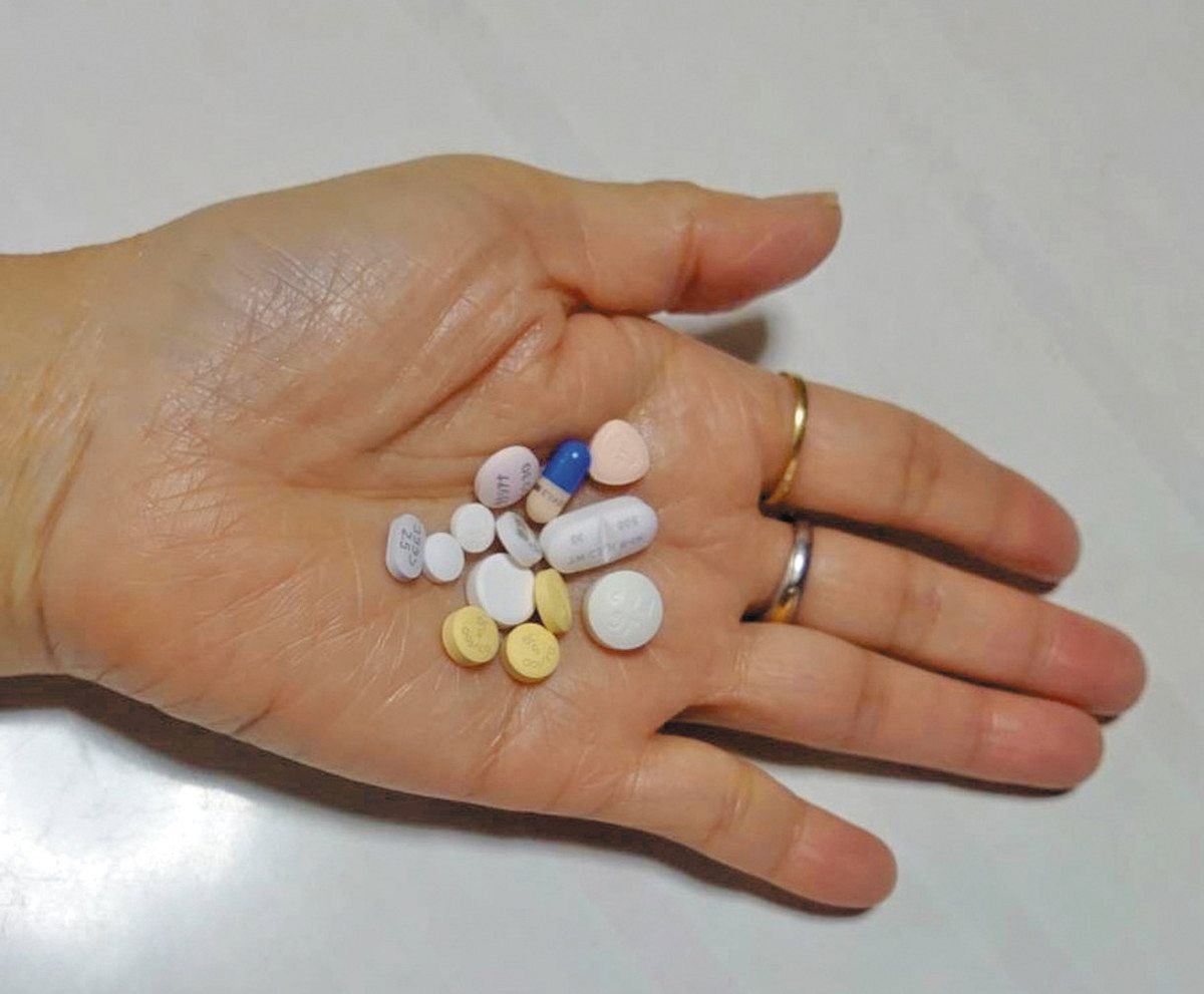 女性は今、新薬を含め、朝だけでも13錠の薬を飲み続けている＝岐阜県内で