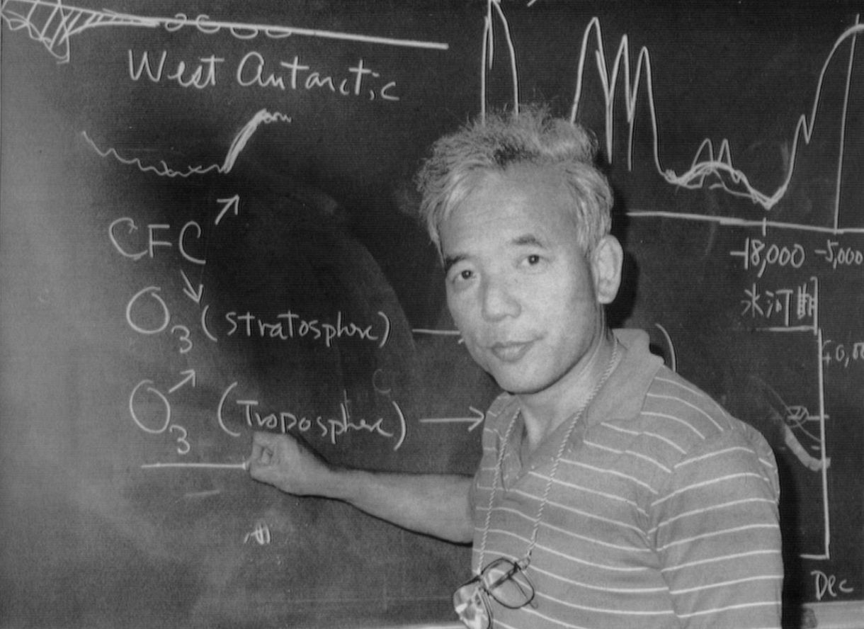地球の温暖化を語る真鍋淑郎さん＝米プリンストン大学で、1988年10月の東京新聞掲載