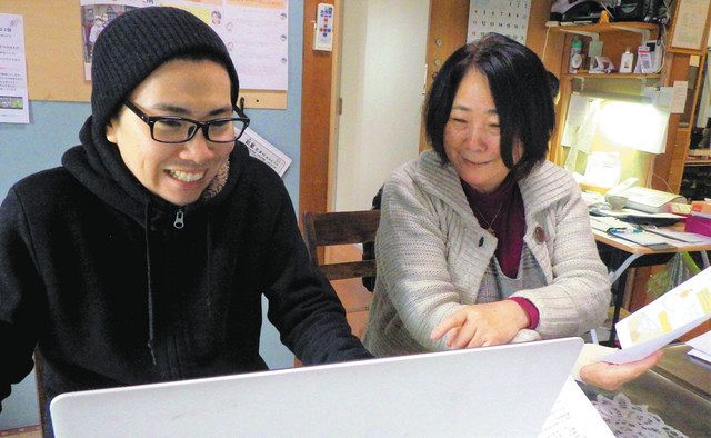 来年１月１９日に予定する次回ヤングケアラー向けのオンラインカフェのチラシを作る布川佐登美さん（右）と潤さん＝千葉県柏市藤心で