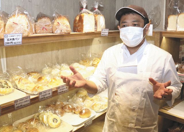 小麦粉の価格上昇の影響について語る小嶺忠さん＝東京都品川区の武蔵小山商店街で