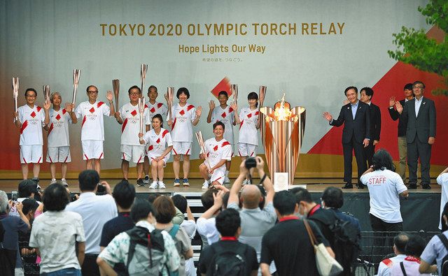 トーチキスセレモニー後、記念撮影するつるの剛士さん（中央手前）ら藤沢市を走る予定だった聖火ランナーら＝いずれも藤沢市で
