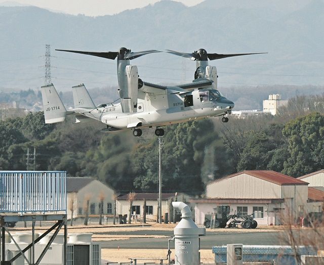 立川駐屯地に訓練で飛来した陸上自衛隊のV22オスプレイ＝1日、東京都立川市で