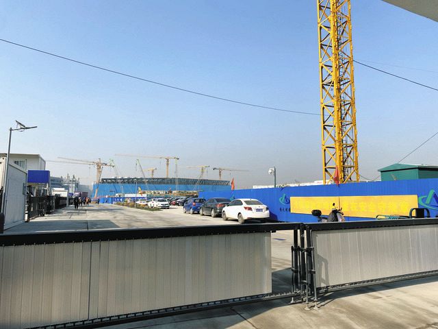 11月、北京市郊外の工業団地の広大な敷地で、急ピッチの建設が行われているSMICの工場＝白山泉撮影