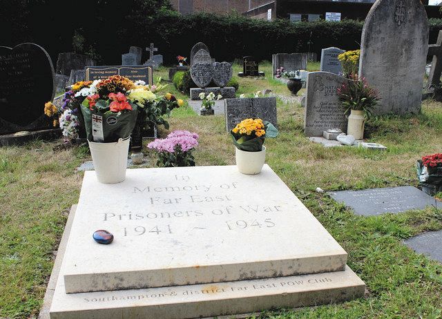 英国で「忘れられた軍隊」と言われた極東捕虜の無念を刻むため、バート・ウォーンらが地元の教会に造った追悼碑