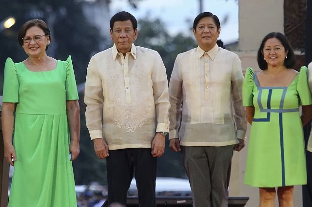 19日、フィリピン・ダバオで、副大統領の就任式に出席するフィリピン次期大統領のマルコス氏（右から２人目）と大統領を退任するドゥテルテ氏（左から２人目）＝ＡＰ