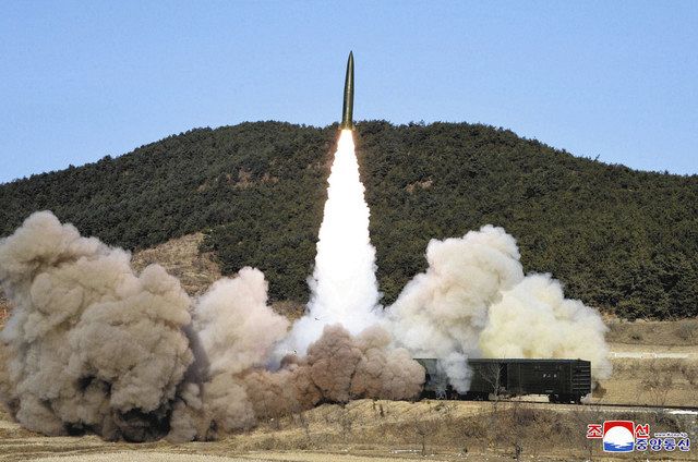鉄道車両から発射されるミサイル＝１４日（朝鮮中央通信＝共同）