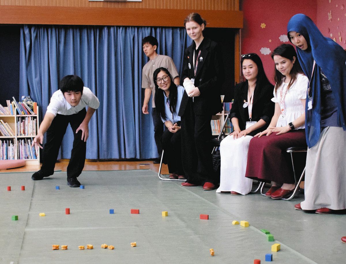 Deaf People from Kyrgyzstan Exchange with Deaf School in Ami Town, Introduce Games from Their Home Country