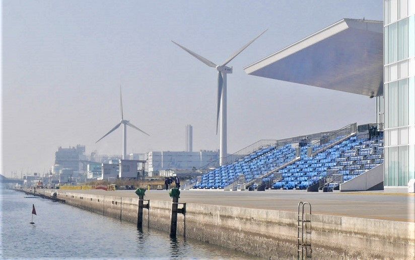 すぐ近くに風力発電所の風車が立つ海の森水上競技場＝東京都江東区で